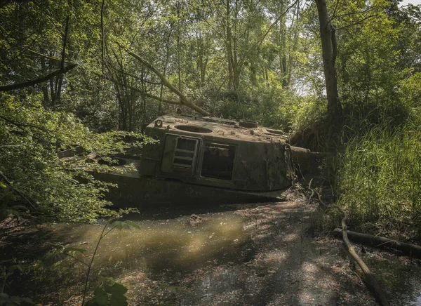 Tanque Abandonado Uma Poça Floresta — Fotografia de Stock
