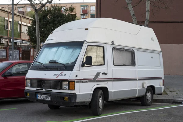 Barcelona España Marzo 2021 Furgoneta Industrial Blanca Convertida Autocaravana Está — Foto de Stock