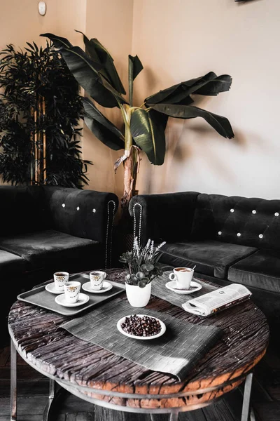 Een Verticaal Shot Van Een Ronde Houten Tafel Een Cafe — Stockfoto