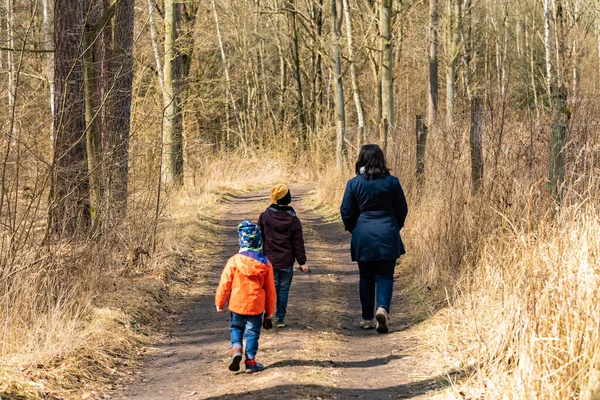 Starczanowo Polónia Mar 2021 Mulher Duas Crianças Caminhando Por Uma — Fotografia de Stock