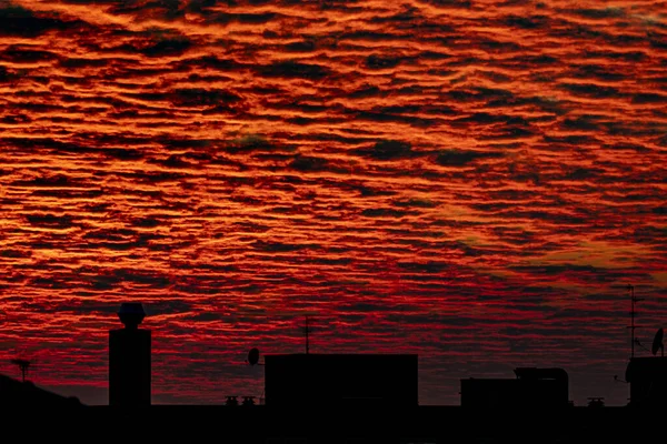 Zadziwiający Widok Ogniste Gęste Chmury Niebie Nad Sylwetką Miasta — Zdjęcie stockowe
