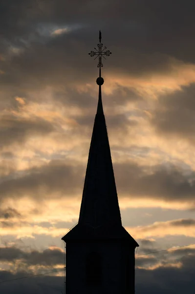 Вертикальный Кадр Крестового Силуэта Церковной Крыше Время Заката — стоковое фото