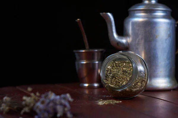 Gros Plan Une Théière Traditionnelle Argent Une Tasse Une Tisane — Photo