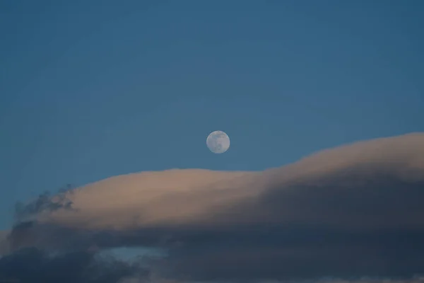 Belo Tiro Uma Lua Cheia Branca Céu Por Sol — Fotografia de Stock