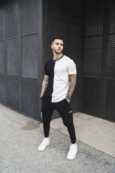 Joven Caucásico España Con Tatuajes Con Camiseta Pantalones Negros Posando — Foto de Stock