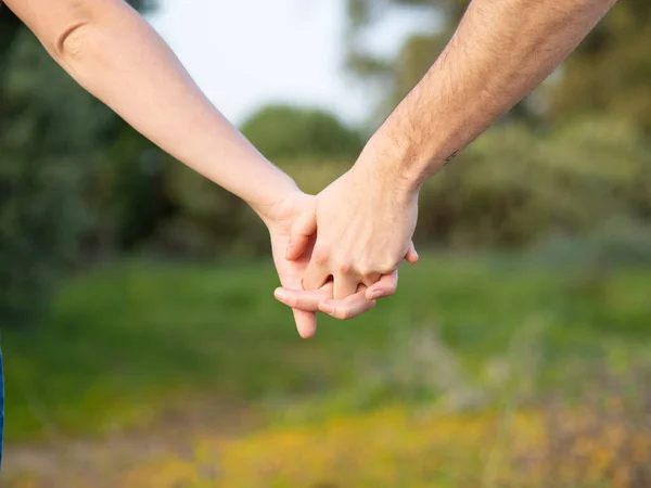 Hombre Una Mujer Tomados Mano Fondo Natural Borroso —  Fotos de Stock