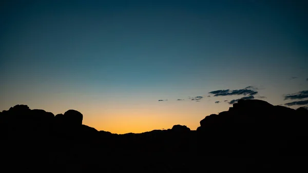 日の出の丘のシルエット — ストック写真