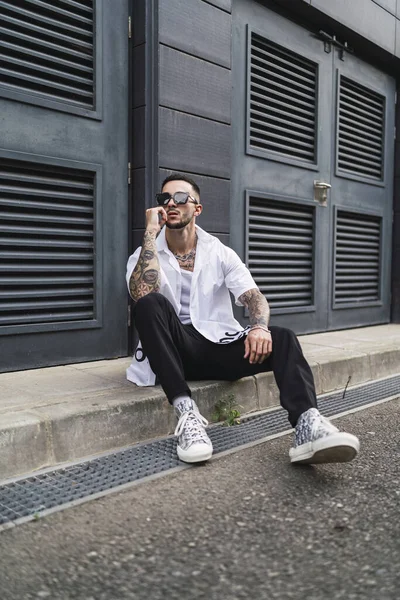 Młody Biały Mężczyzna Hiszpanii Tatuażami Białej Koszuli Okularach Przeciwsłonecznych Pozujący — Zdjęcie stockowe