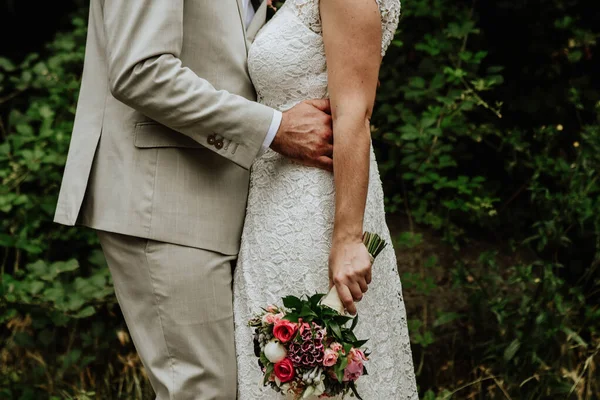 Sposa Tiene Bouquet Mentre Sposo Abbraccia — Foto Stock