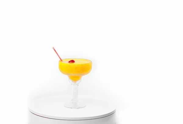 Uppfriskande Gul Cocktail Med Körsbär Och Ett Sugrör Isolerat Vit — Stockfoto