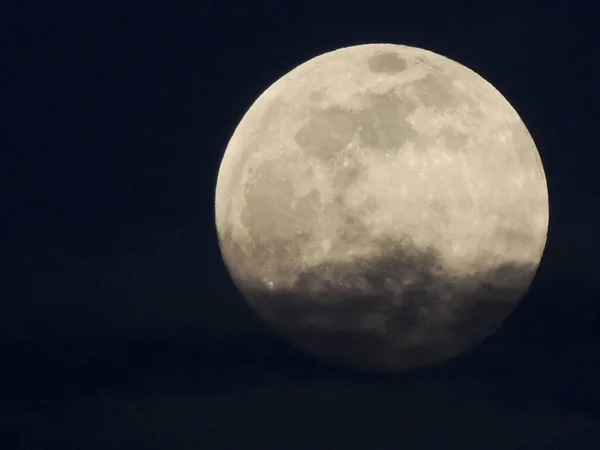 Closeup Shot Full Moon Deemed Bottom Dark Background — Stock Photo, Image