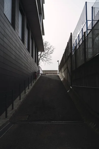 Eine Vertikale Aufnahme Eines Fußweges Durch Gebäude — Stockfoto