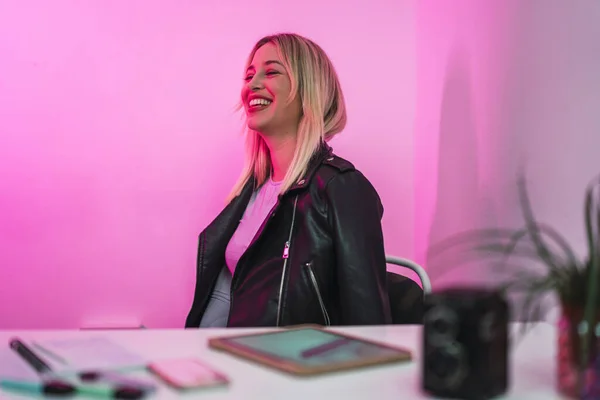 Uma Mulher Espanhola Feliz Sentada Uma Mesa — Fotografia de Stock