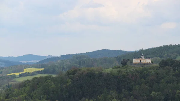 Een Kapel Top Van Heuvel Met Uitzicht Het Omringende Landschap — Stockfoto