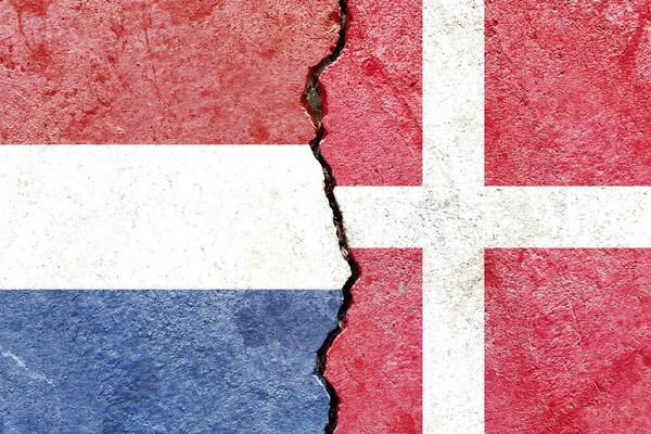 Die Flaggen Der Niederlande Und Dänemarks Isoliert Auf Rissigem Hintergrund — Stockfoto