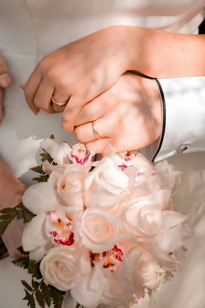 Tiro Vertical Das Mãos Noiva Noivo Usando Anéis Noiva Segurando — Fotografia de Stock