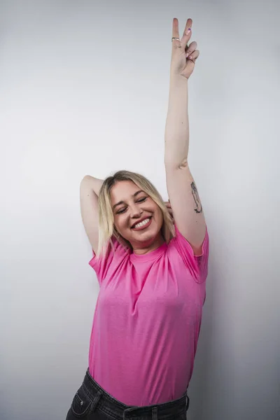 Uma Jovem Mulher Caucasiana Feliz Espanha Uma Camisa Rosa Mostrando — Fotografia de Stock