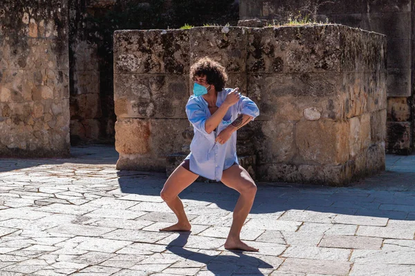 Een Spaanse Man Die Een Masker Draagt Zich Buiten Uitstrekt — Stockfoto