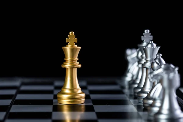 Een Selectieve Focus Shot Van Een Gouden Koningsschaakstuk Tegen Zilveren — Stockfoto