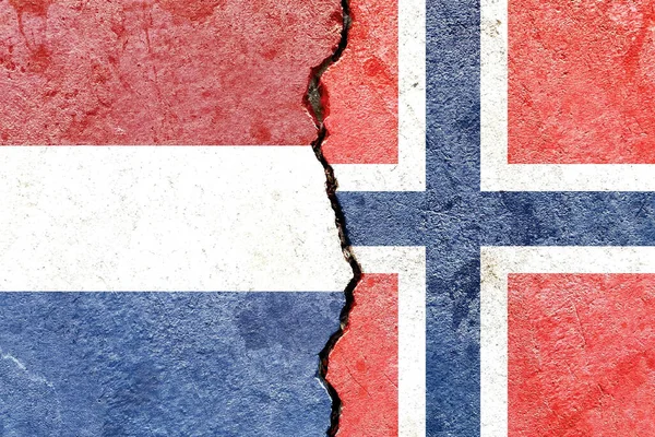 Флаги Нидерландов Норвегии Изолированы Треснувшей Стене — стоковое фото