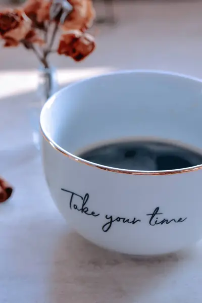 Eine Vertikale Aufnahme Einer Tasse Kaffee Mit Einem Inspirierenden Zitat — Stockfoto