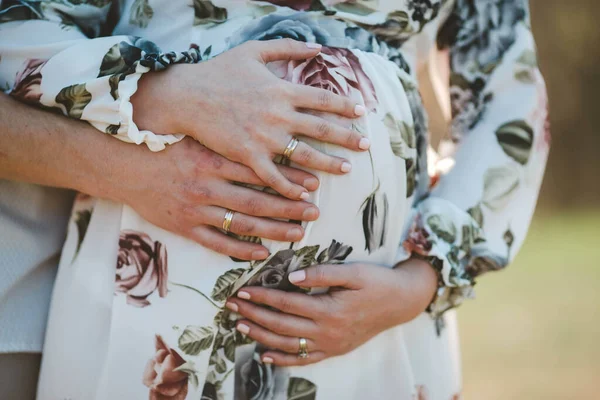 一对已婚夫妇在等他们未来的孩子的特写镜头 — 图库照片