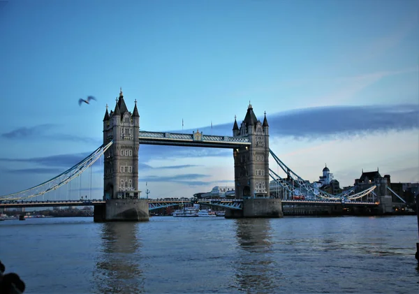 伦敦塔桥 在一个美丽的夜晚 — 图库照片