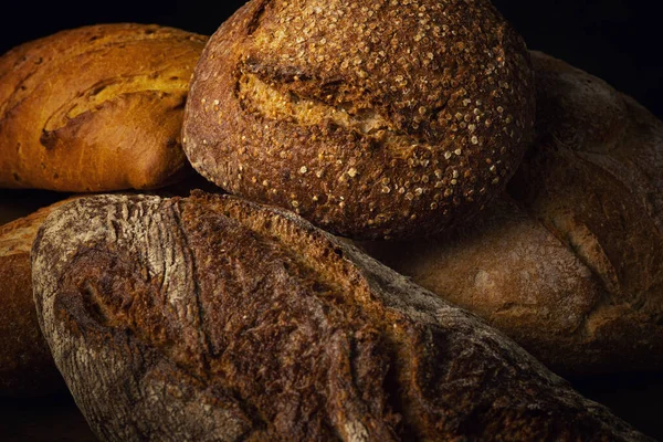 Tiro Close Diferentes Tipos Pão Uma Superfície Madeira — Fotografia de Stock