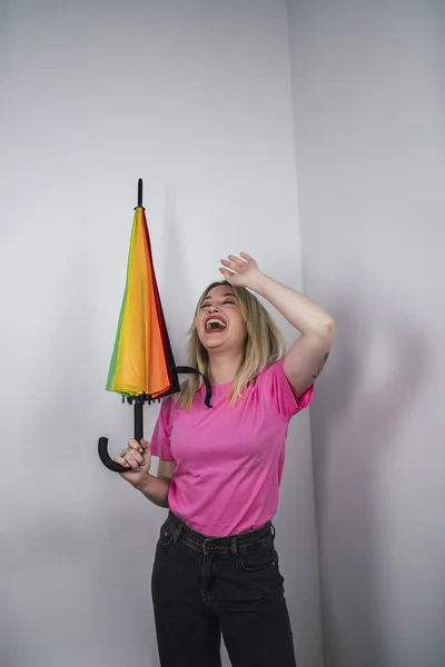 Tiro Vertical Mulher Espanhola Feliz Com Camisa Rosa Segurando Guarda — Fotografia de Stock