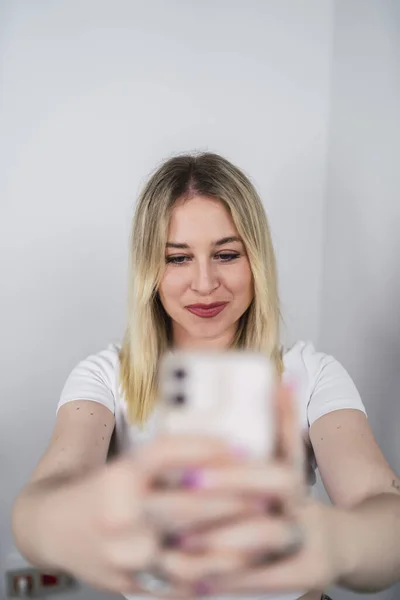 Spanya Dan Beyaz Bir Kadın Telefonuyla Beyaz Bir Duvara Selfie — Stok fotoğraf