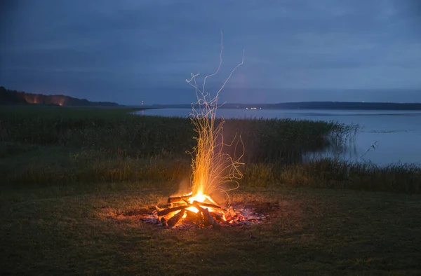 Beau Plan Feu Joie Avec Des Flammes Volantes Près Eau — Photo