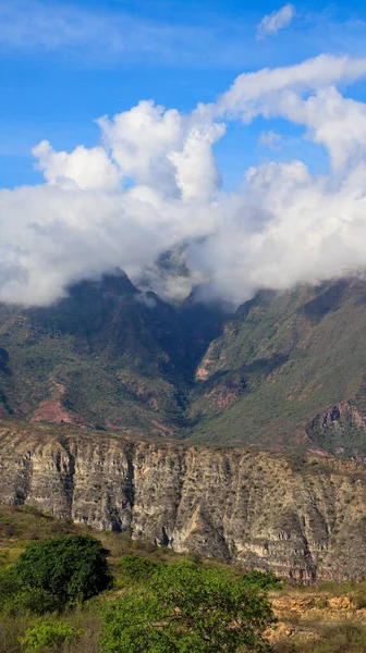 Plano Vertical Montañas Rocosas Bajo Cielo Azul Nublado — Foto de Stock