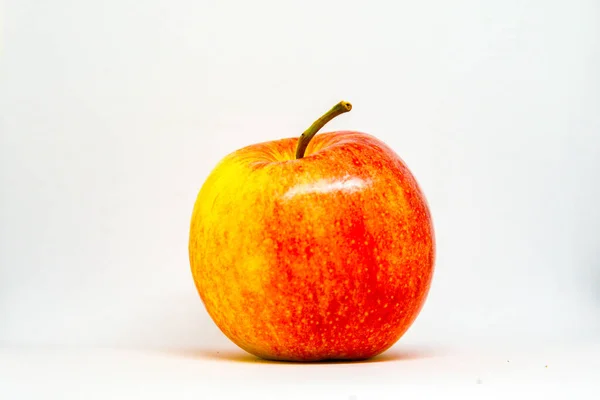 แอปเป แดงบนพ นหล ขาว — ภาพถ่ายสต็อก