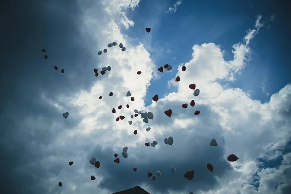 Eine Flache Aufnahme Bunter Luftballons Unter Einem Bewölkten Himmel — Stockfoto