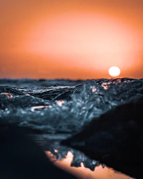 Beautiful Vertical Closeup Shot Sunset Ocean Waves Background — Stock Photo, Image