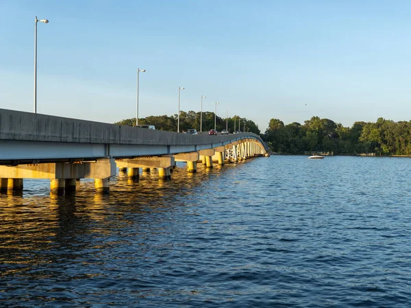 Los Coches Puente Sobre Río — Foto de Stock