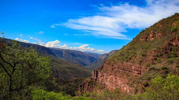 Tiro Aéreo Montanhas Rochosas Sob Céu Azul Nublado — Fotografia de Stock