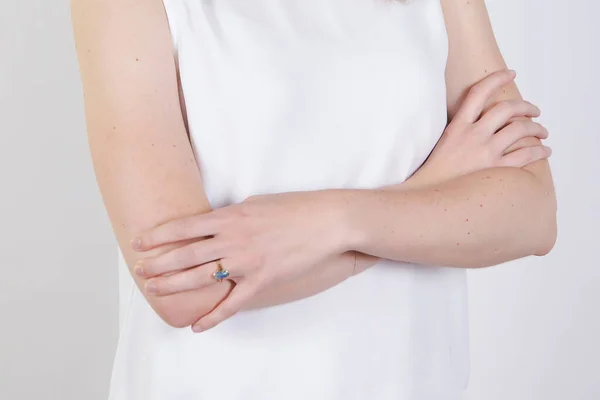 Zakenvrouw Met Wit Shirt Armen Handen Zichtbaar Aangekleed — Stockfoto