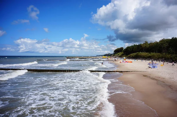 Ustronie Morskie Poland Jul 2015 Människor Stranden Blåsig Dag — Stockfoto