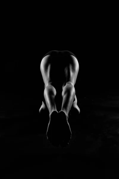 Grayscale Shot Woman Sportswear Doing Yoga Studio Dark Background — Stock Photo, Image