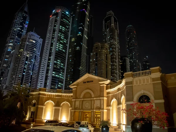 美国迪拜 2021年3月25日 位于迪拜的酒店在夜间从前面到后面是高耸的城市景观 — 图库照片