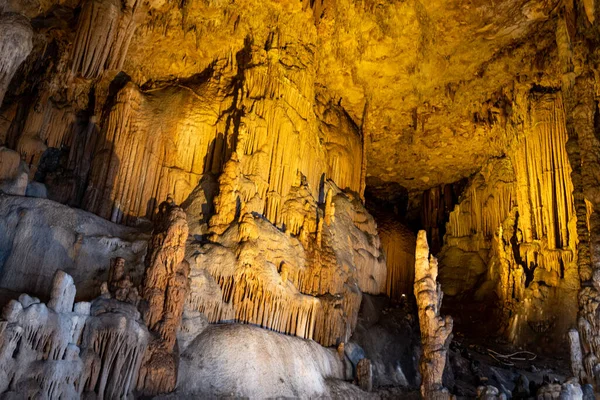 Tiro Ângulo Baixo Pedras Gotejamento Encantadoras Caverna Gilindir Aydnck Mersin — Fotografia de Stock