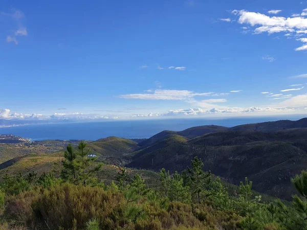 Une Vue Imprenable Sur Ciel Bleu Nuageux Dessus Des Collines — Photo