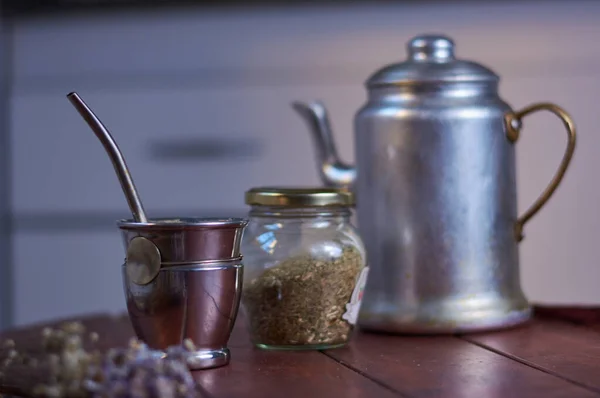 Primer Plano Una Tetera Plata Tradicional Una Taza Hierbas —  Fotos de Stock