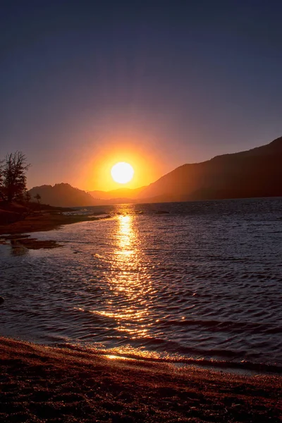 Pemandangan Yang Indah Dari Danau Yang Tenang Saat Matahari Terbenam — Stok Foto