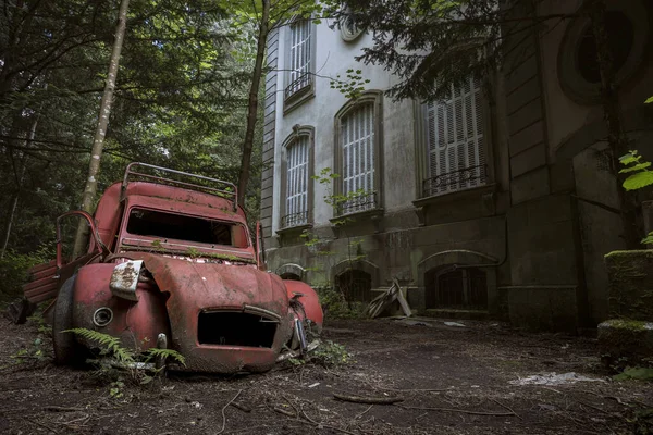 Abandoned Car Front Building — Stock Photo, Image