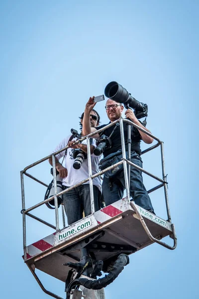 Barcelon Spanyolország Szeptember 2015 Fotografos Profesiones Haciendo Fotos Con Iphone — Stock Fotó