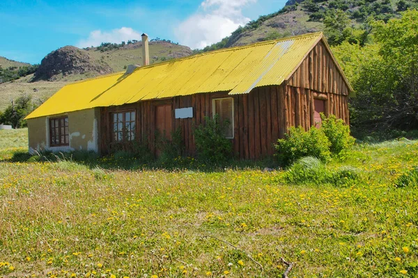 Starý Opuštěný Dům Konci Města Chalten Patagonia Argentina Označuje Stezku — Stock fotografie