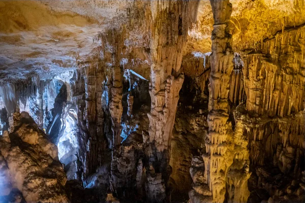 Tiro Alto Ângulo Pedras Douradas Encantadoras Caverna Gilindir Aydnck Mersin — Fotografia de Stock