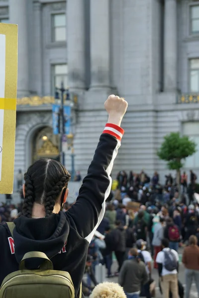 Tiro Vertical Uma Fêmea Com Punho Cerrado Durante Protesto Black — Fotografia de Stock